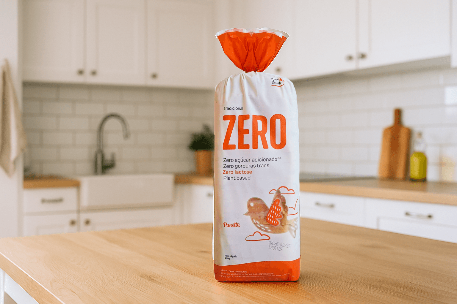 Pão Zero Açucar Panettá na cozinha em cima de uma mesa de madeira.