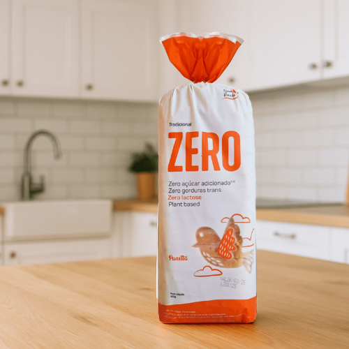 Pão Zero Açucar Panettá na cozinha em cima de uma mesa de madeira.